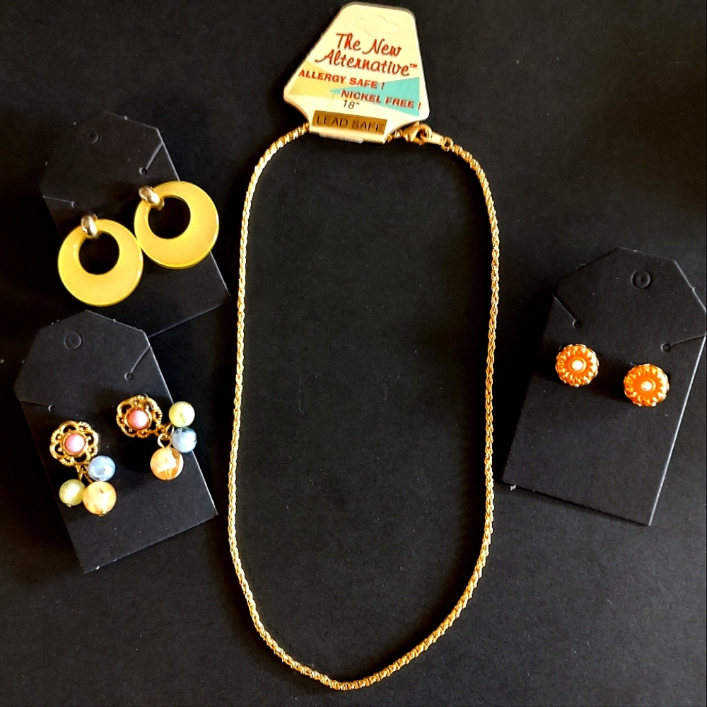 18in GOLDTONE CHAIN AND 3 PAIR  EARRINGS